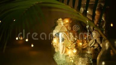 家庭装饰用的热带贝壳玻璃罐。 海洋风格的家居配件海滩主题室内装饰。